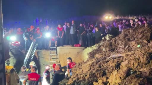 Toprak altında kalan baba oğul kurtarıldı