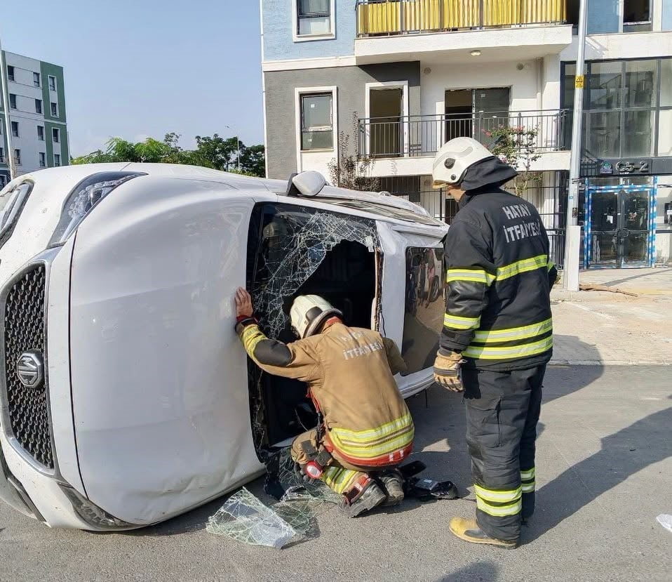 HATAY’DA 2 OTOMOBİLİN ÇARPIŞMASIYLA YAŞANAN TRAFİK KAZASINDA 2 KİŞİ YARALANDI.