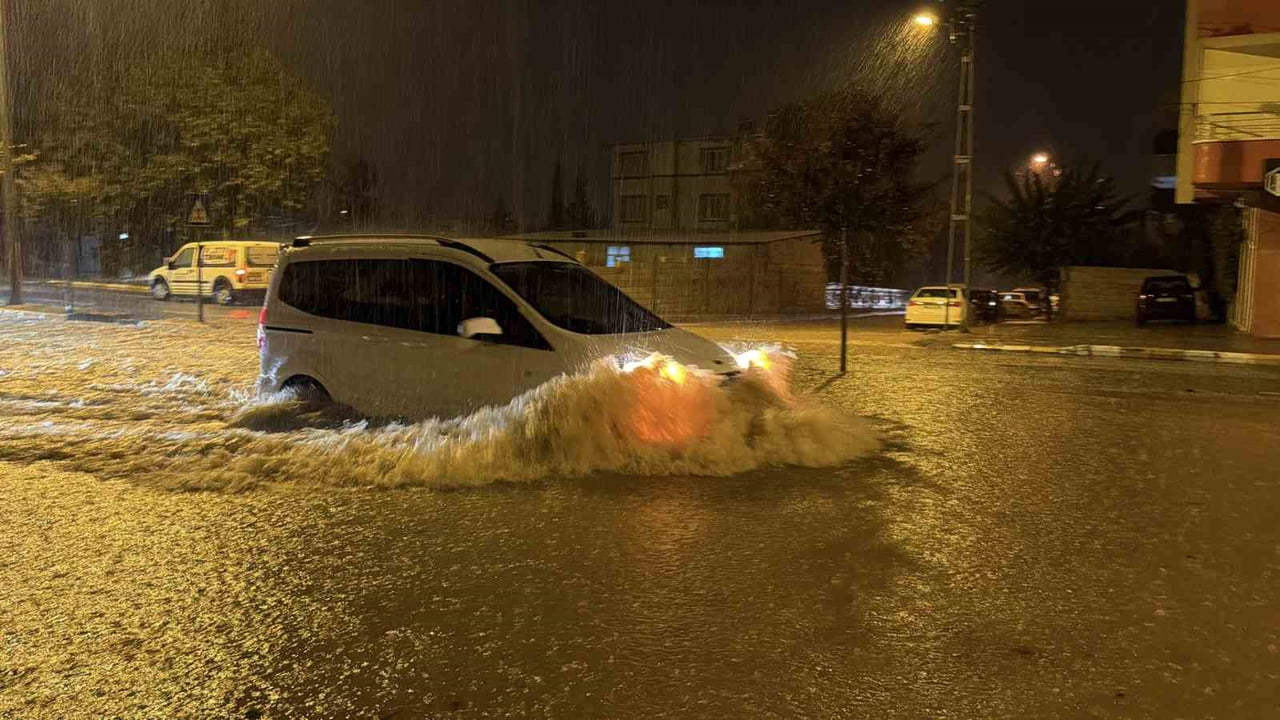 ADIYAMAN’DA ETKİLİ OLAN ŞİDDETLİ YAĞIŞ, KENT MERKEZİNDE HAYATI OLUMSUZ ETKİLEDİ. CADDE VE...