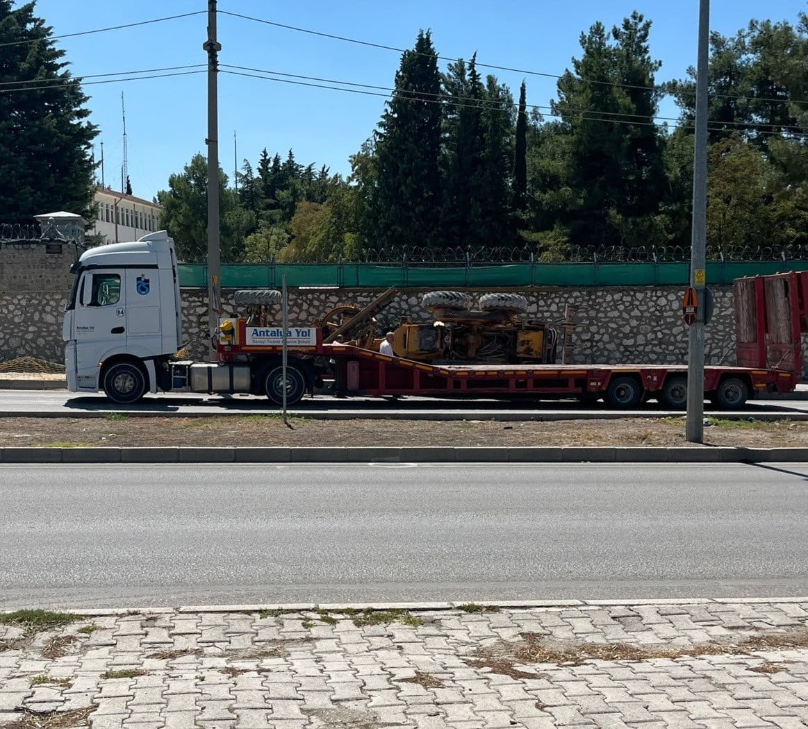 BURDUR’DA, SÜRÜCÜSÜNÜN ÖNÜNDEKİ ARACIN ANİ YAVAŞLAMASI ÜZERİNE FREN YAPTIĞI TIRIN KASASINDA...