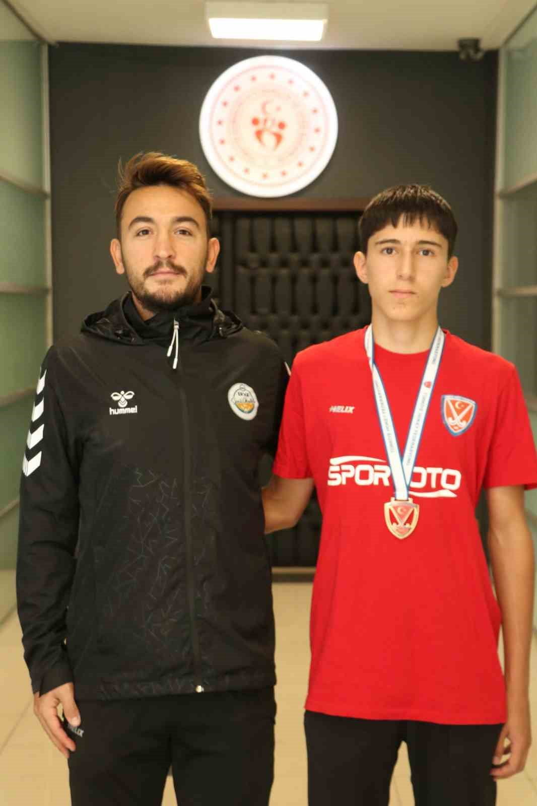 GENÇLİK ERVA SPOR KULÜBÜ SPORCUSU BERAT ÖZDEMİR, U14 ERKEKLER HOKEY MİLLİ TAKIMI ADAY KADROSU’NA...