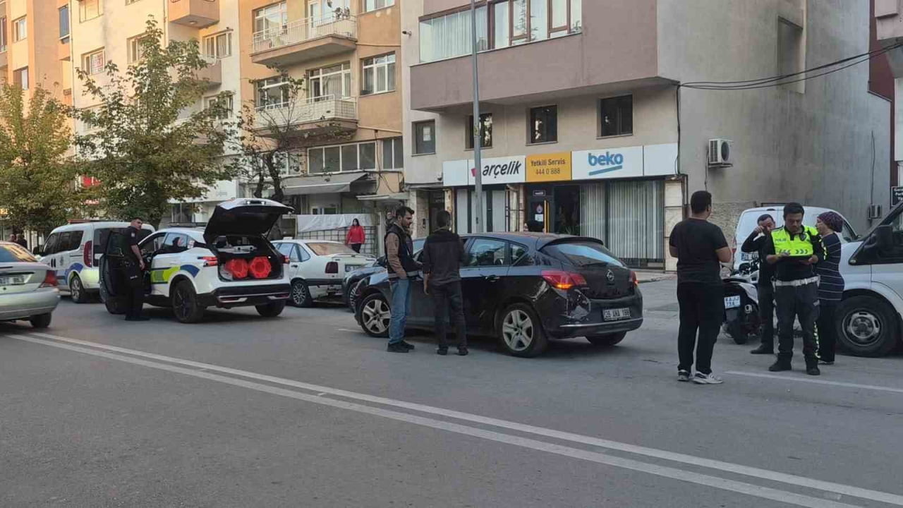 ESKİŞEHİR'DE ÖNÜNDE SEYREDEN OTOMOBİLE ARKADAN ÇARPARAK DEVRİLEN MOTOSİKLETİN 16 YAŞINDAKİ...