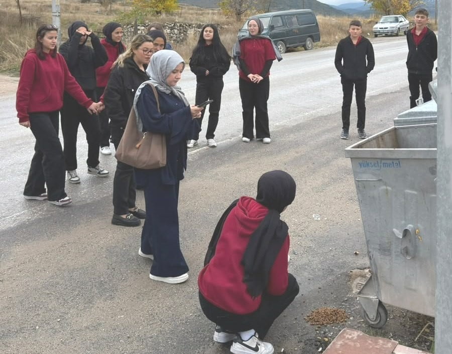 HİSARCIK’TA ÖĞRENCİLERDEN SOKAK HAYVANLARINA ANLAMLI DESTEK
