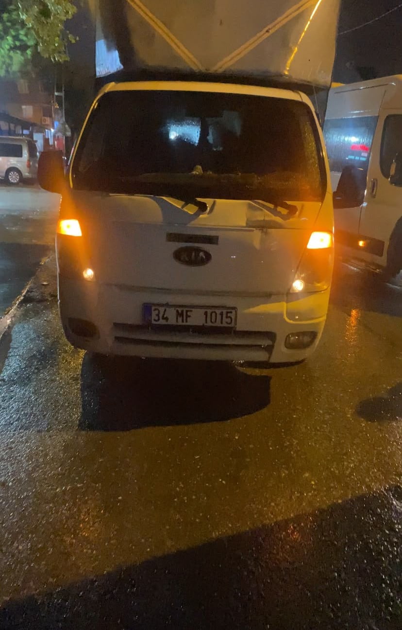 İSTANBUL BAŞAKŞEHİR'DE İETT OTOBÜSÜ ŞOFÖRÜYLE TARTIŞAN KAMYONET SÜRÜCÜSÜ, ARACIYLA OTOBÜSÜN ÖNÜNÜ...