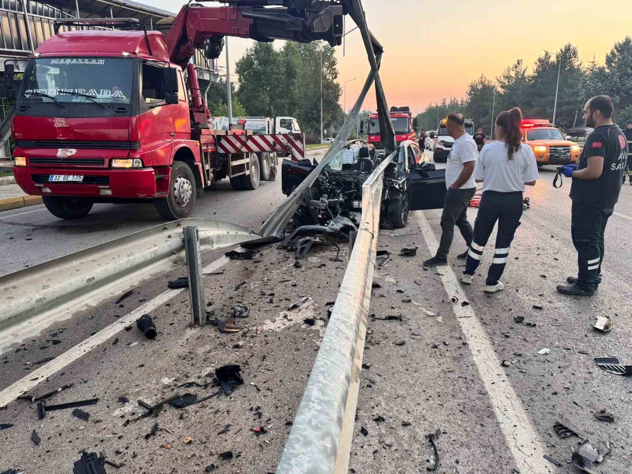 EĞİRDİR-ISPARTA KARAYOLUNDA KONTROLDEN ÇIKAN OTOMOBİL REFÜJ BARİYERLERİNE ÇARPTI. ARAÇTA SIKIŞAN...