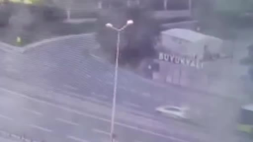 Zeytinburnu’nda İETT otobüsünün site duvarına çarpma anı kamera
