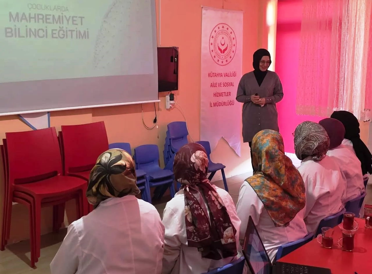 KÜTAHYA’DA BAKIMEVİ VE KREŞ PERSONELİNE FARKINDALIK EĞİTİMİ