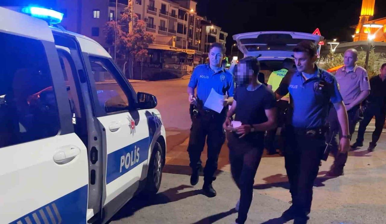 AKSARAY’DA BEKÇİLERİN ŞÜPHE ÜZERİNE DURDURDUĞU YABANCI PLAKALI OTOMOBİLİN SÜRÜCÜ (FOTOĞRAFTA) 1.89...