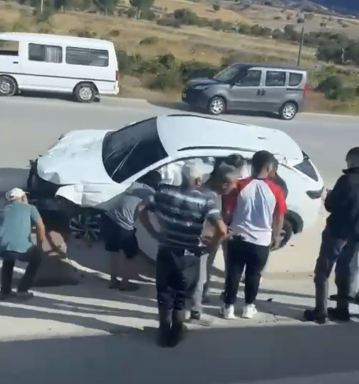 BURDUR’UN KARAMANLI İLÇESİNDE SÜRÜCÜSÜNÜN DİREKSİYON HAKİMİYETİNİ KAYBETTİĞİ OTOMOBİLİN ORTA...