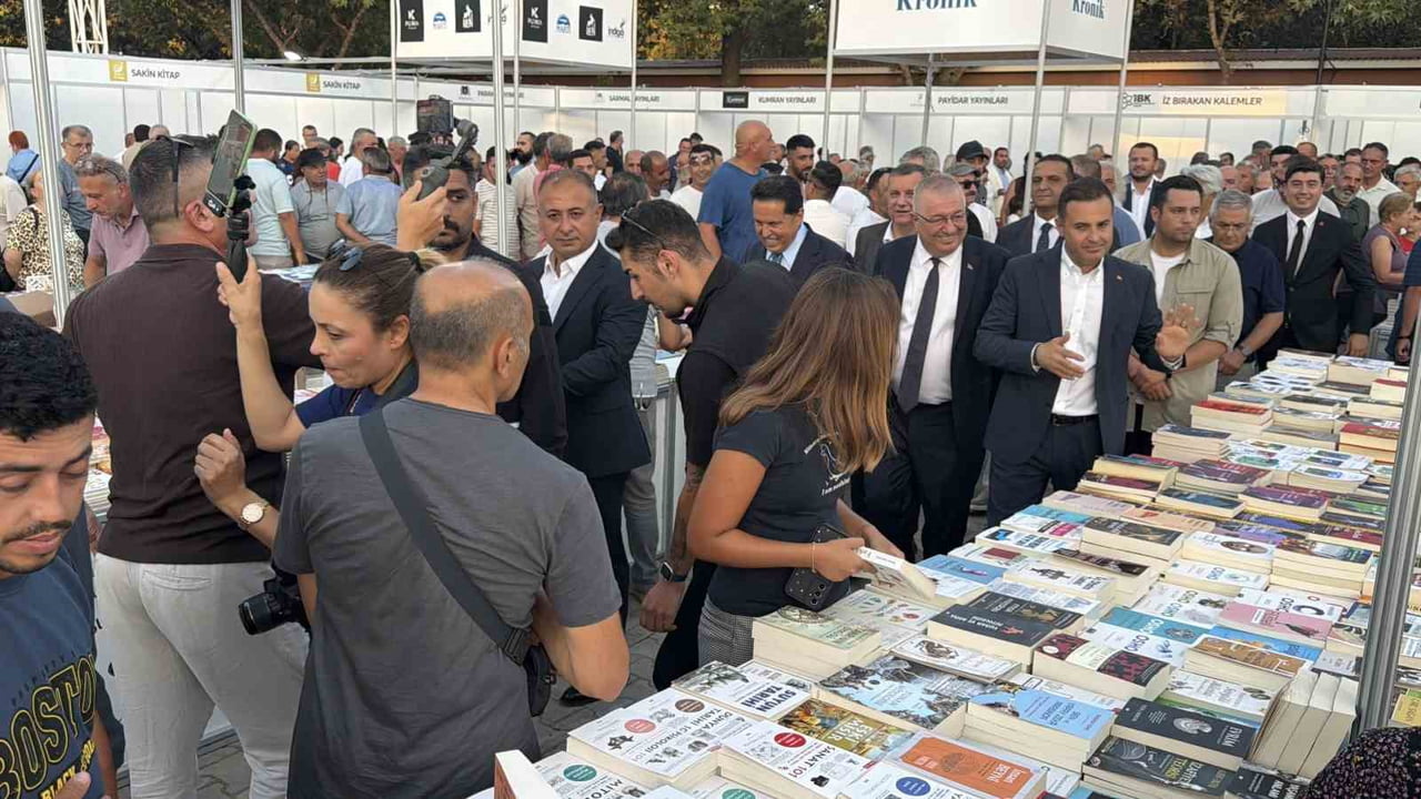 BALIKESİR’İN EDREMİT BELEDİYESİ TARAFINDAN "ÖLMEZ AĞACIN GÖLGESİNDE KİTAP" TEMASIYLA DÜZENLENEN 8....
