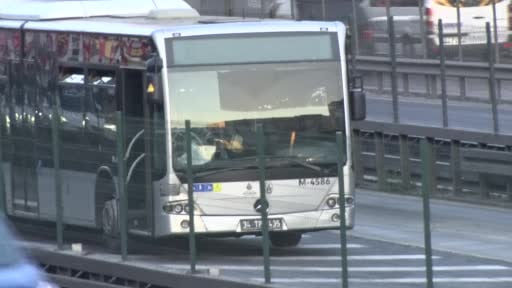 Şirinevler’de metrobüsün çarptığı kadın yaralandı