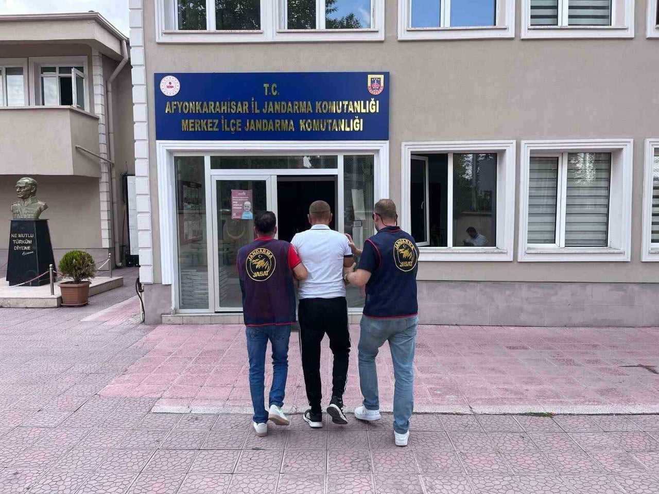 AFYONKARAHİSAR’DA 20 YIL HAPİS CEZASIYLA ARANAN BİR ŞAHIS JANDARMA EKİPLERİNİN TAKİBİ SONRASI...