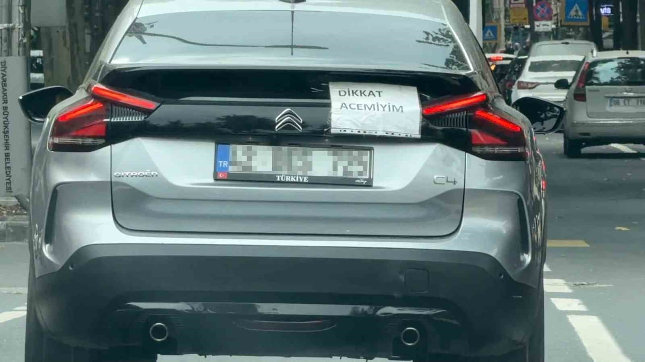 DİYARBAKIR'DA BİR SÜRÜCÜ, "DİKKAT ACEMİYİM" YAZISINI OTOMOBİLİN CAMINA YAPIŞTIRARAK TRAFİĞE...