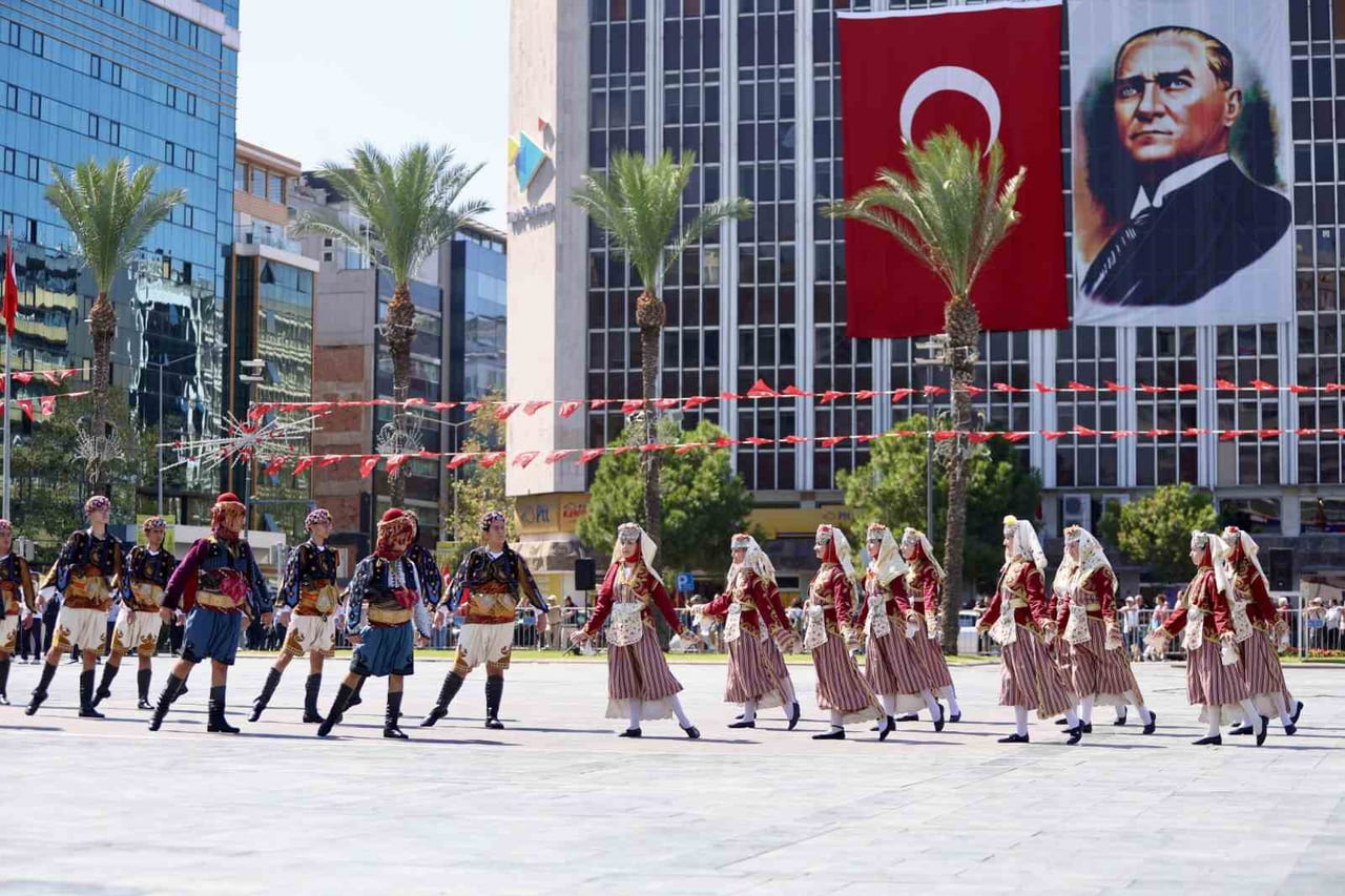 İZMİR, 9 EYLÜL 1922’DE DÜŞMAN İŞGALİNDEN KURTULUŞUNUN 104. YIL DÖNÜMÜNÜ, KENTİN DÖRT BİR YANINDA...