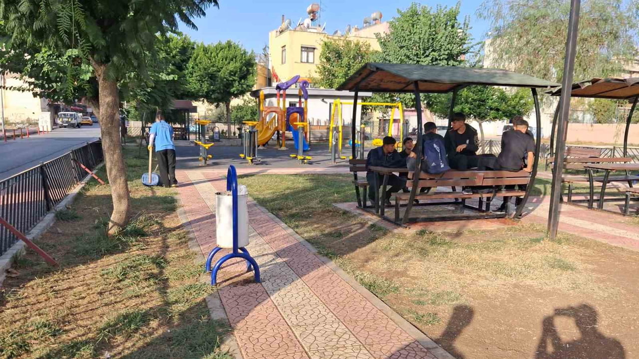 AKDENİZ BELEDİYESİ PARK VE BAHÇELER MÜDÜRLÜĞÜ EKİPLERİ, İLÇEDEKİ PARK, BAHÇE VE YEŞİL ALANLARDA...