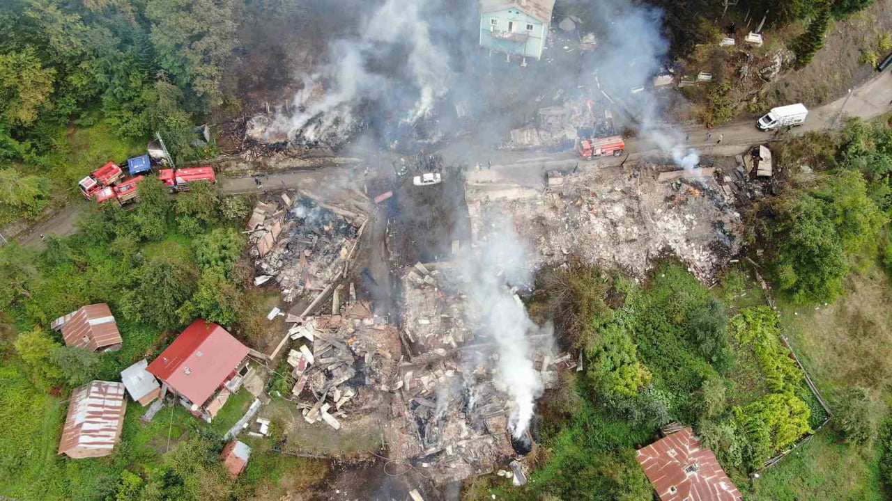 KASTAMONU'NUN İNEBOLU İLÇESİNDE ÇIKAN VE 11 EVİN YANDIĞI KÖY, YANGININ SÖNDÜRÜLMESİNİN ARDINDAN...