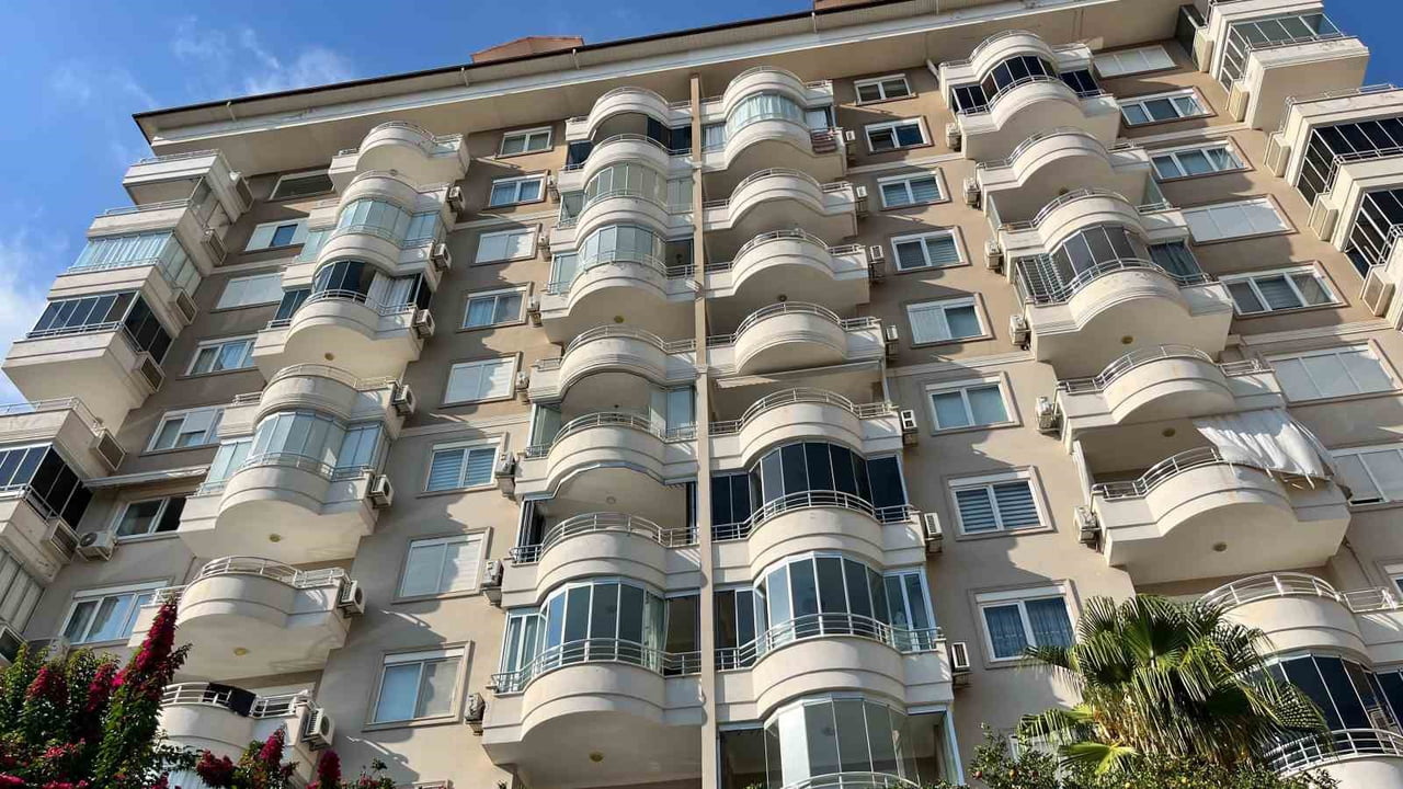 ANTALYA’NIN ALANYA İLÇESİNDE 8 KATLI BİR BİNANIN 3’ÜNCÜ KATINDAKİ KLİMA ÜNİTESİNDEN ÇIKTIĞI...