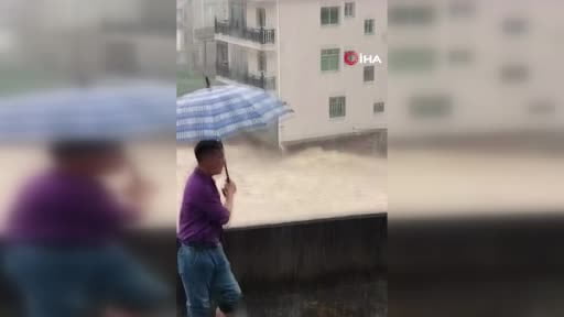 Çin'in Fujian eyaletinde meydana gelen sel felaketinde 3 katlı bina çöktü. O anlar kameraya saniye...