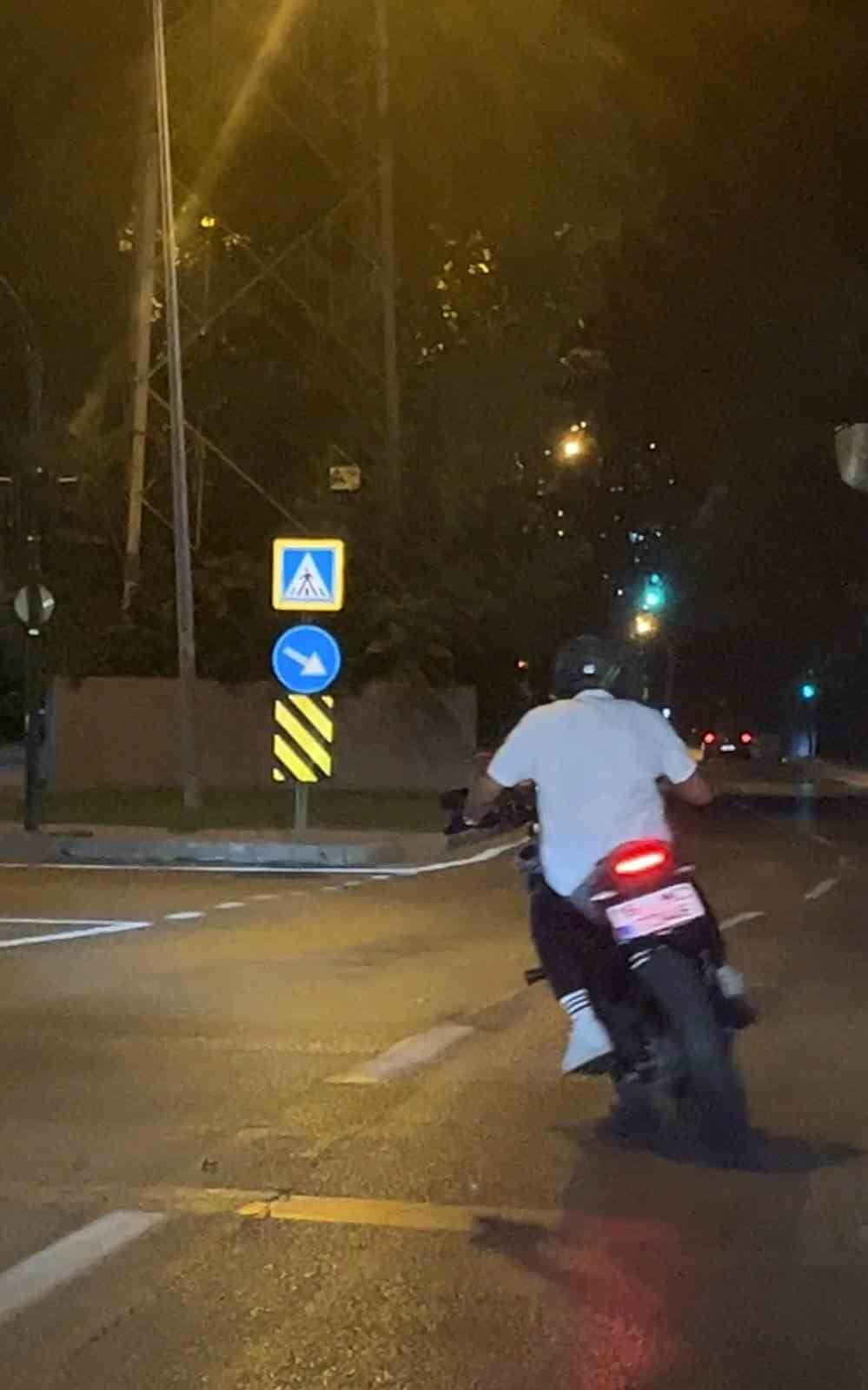 BURSA'DA KIRMIZI IŞIKTA BEKLEYEN MOTOSİKLET SÜRÜCÜSÜNÜN DRİFT ATARAK KALKIŞ YAPTIĞI ANLAR KAMERAYA...