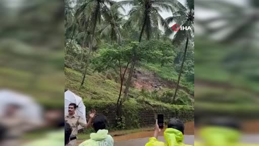 Hindistan'ın Kerala eyaletinde şiddetli yağışların yol açtığı sel ve heyelanlarda 26 kişi hayatını...