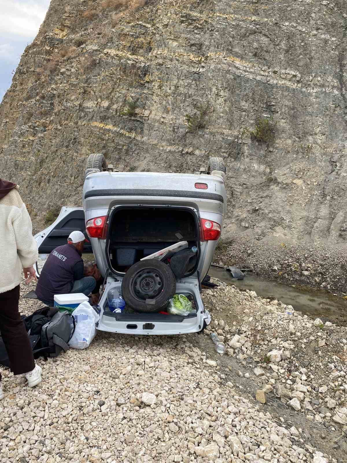 TEKİRDAĞ’IN ŞARKÖY İLÇESİNDE KONTROLDEN ÇIKAN OTOMOBİLİN TAKLA ATMASI SONUCU 2 KİŞİ...