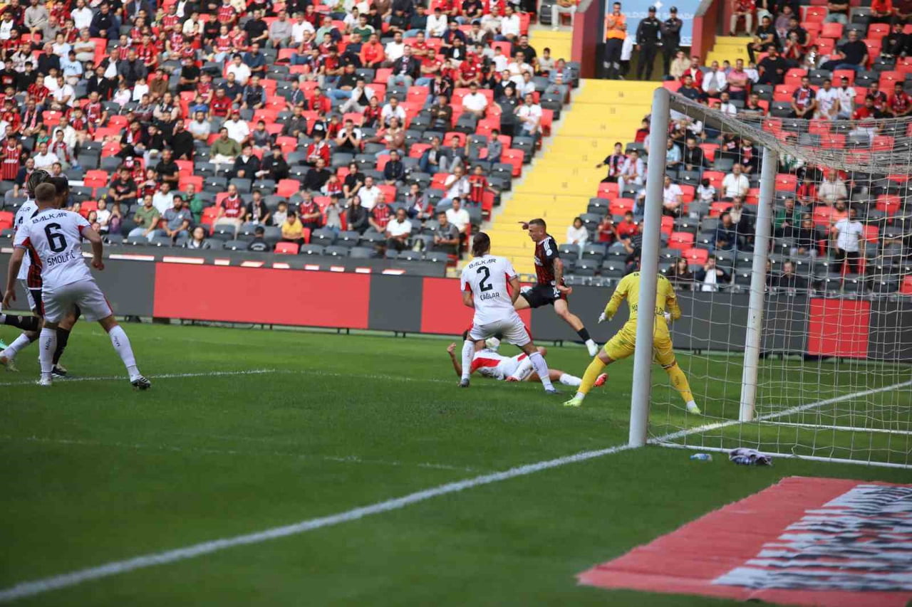 KARŞILAŞMANIN İLK YARISI ÇORUM EKİBİNİN 1-0'LIK ÜSTÜNLÜĞÜYLE SONA ERDİ.