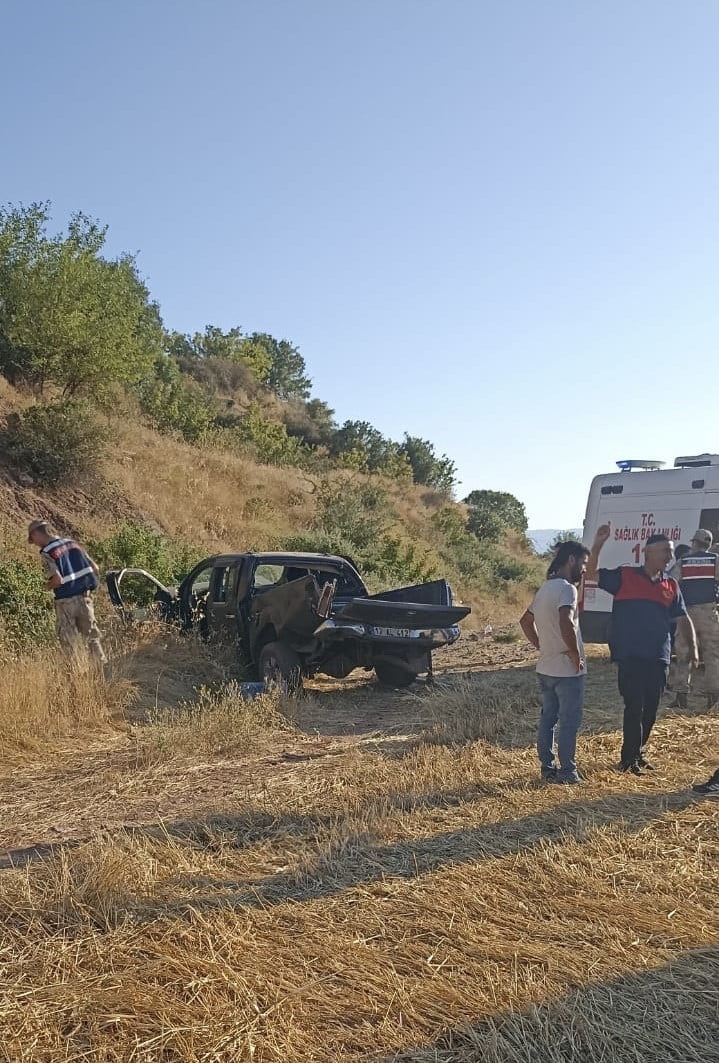 ELAZIĞ’IN PALU İLÇESİNDE KAMYONETİN ŞARAMPOLE YUVARLANMASI SONUCU MEYDANA GELEN KAZADA, 2 KİŞİ...