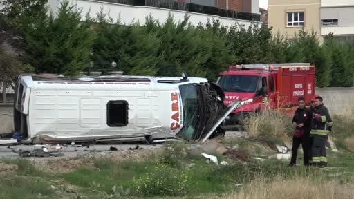 Konya'da servis minibüsü ile otomobil çarpıştı: 9 yaralı