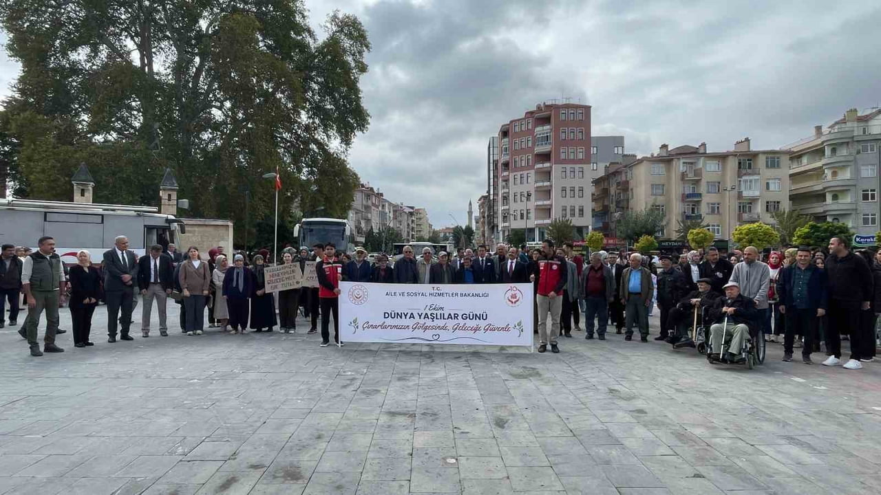 KARAMAN'DA 1 EKİM DÜNYA YAŞLILAR GÜNÜ'NDE FARKINDALIK YÜRÜYÜŞÜ DÜZENLENDİ.