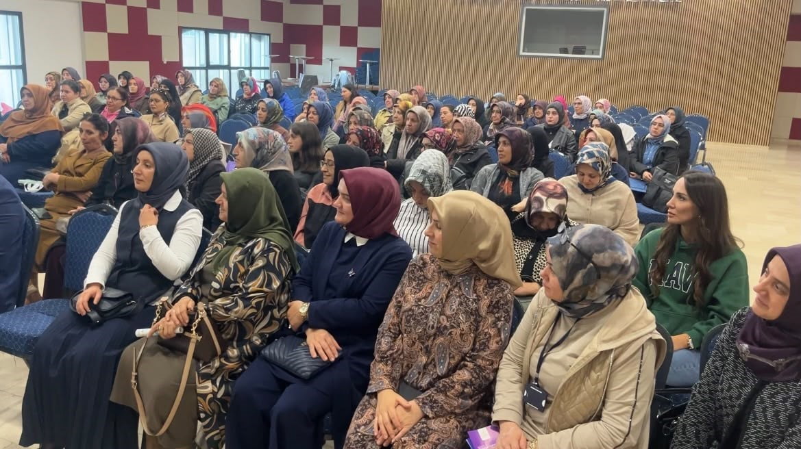 SİVAS HALK EĞİTİMİ MERKEZİNDE DÜZENLENEN SEMİNERDE KURSİYERLER, KANSERDEN KORUNMA, ERKEN TEŞHİS VE...