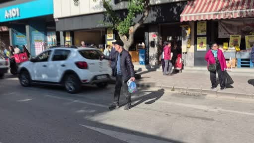 Çarptığı yaşlı kadın yaralandı, genç sürücü panik yaşadı