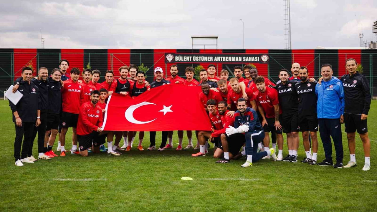 TEKNİK EKİP VE OYUNCULAR 30 AĞUSTOS ZAFER BAYRAMI DOLAYISIYLA TÜRK BAYRAĞI AÇARAK FOTOĞRAF...