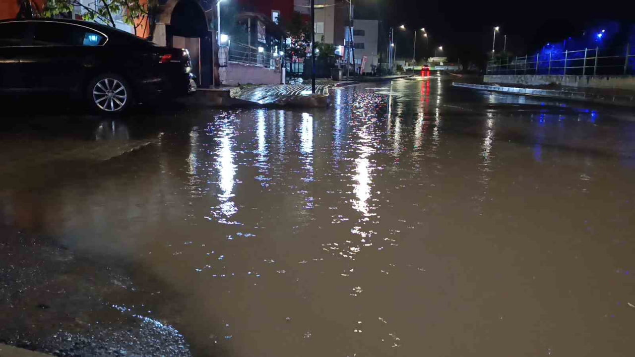 TEKİRDAĞ’IN SÜLEYMANPAŞA İLÇESİNDE ŞİDDETLİ SAĞANAK YAĞIŞ, GÜNLÜK YAŞAMI OLUMSUZ ETKİLEDİ....