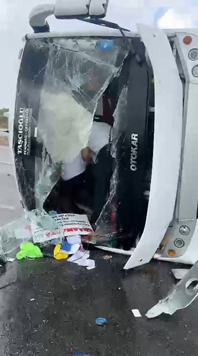 ANTALYA-ISPARTA YOLUNDA MİDİBÜS DEVRİLMESİ SONUCU MEYDANA GELEN KAZADA YARALILARIN OLDUĞU...