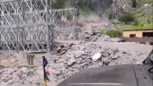 Hindistan'ın Uttarakhand eyaletinde meydana gelen selde bir kamyon ve köprü sele kapıldı.
