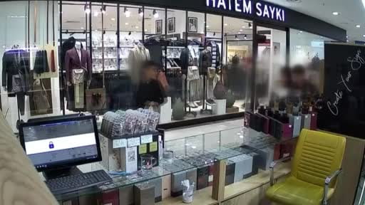 Önce kokladı, hoşuna gidince parfümü cebine koyup uzaklaştı: Hırsızlık anları kamerada