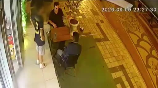 Esenyurt’ta boğazına cisim kaçan 13 yaşındaki çocuk Heimlich manevrasıyla böyle...
