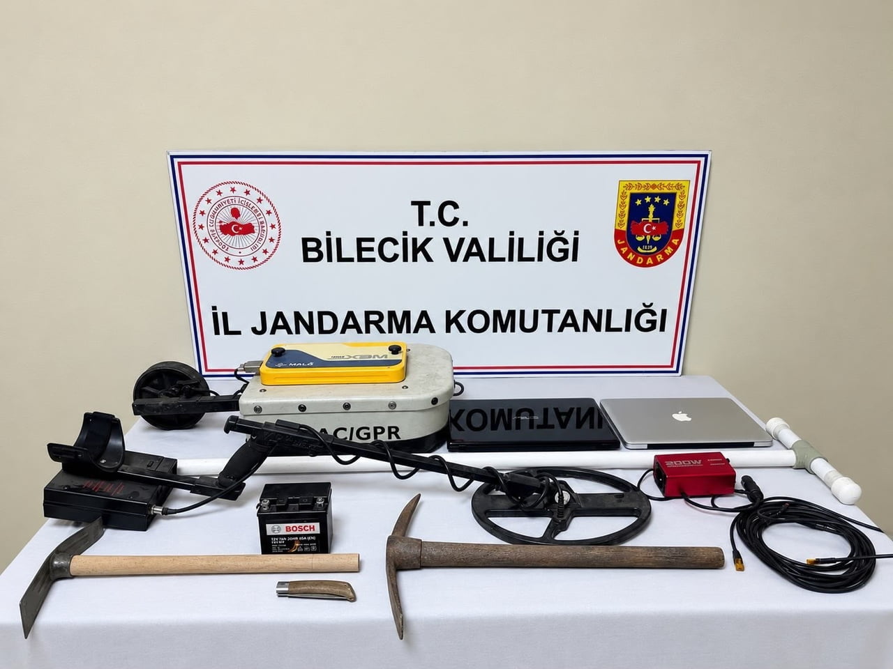 BİLECİK’TE 4 KİŞİ DEFİNE ARARKEN SUÇÜSTÜ YAKALANDI