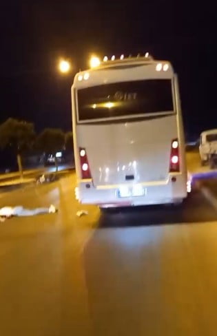 ANTALYA’NIN SERİK İLÇESİNDE MOTOSİKLET, ARIZALANIP YOL KENARINDA PARK EDEN MİDİBÜSE ARKADAN...