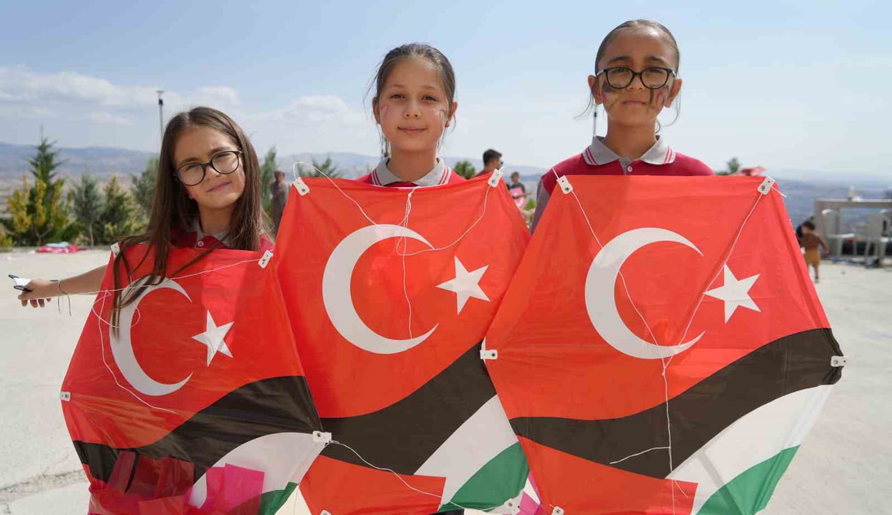KIRIKKALE'DE ÇOCUKLAR, FİLİSTİNLİ YAŞITLARI İÇİN UÇURTMALARI GÖKYÜZÜNE BIRAKARAK, "SAVAŞLAR...