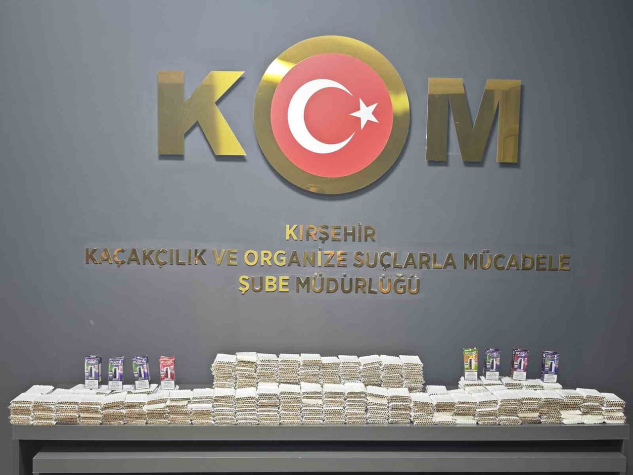 KIRŞEHİR'DE POLİS EKİPLERİ TARAFINDAN YAPILAN ÇALIŞMALARDA BİR İŞ YERİNDE 7 BİN 420 ADET...