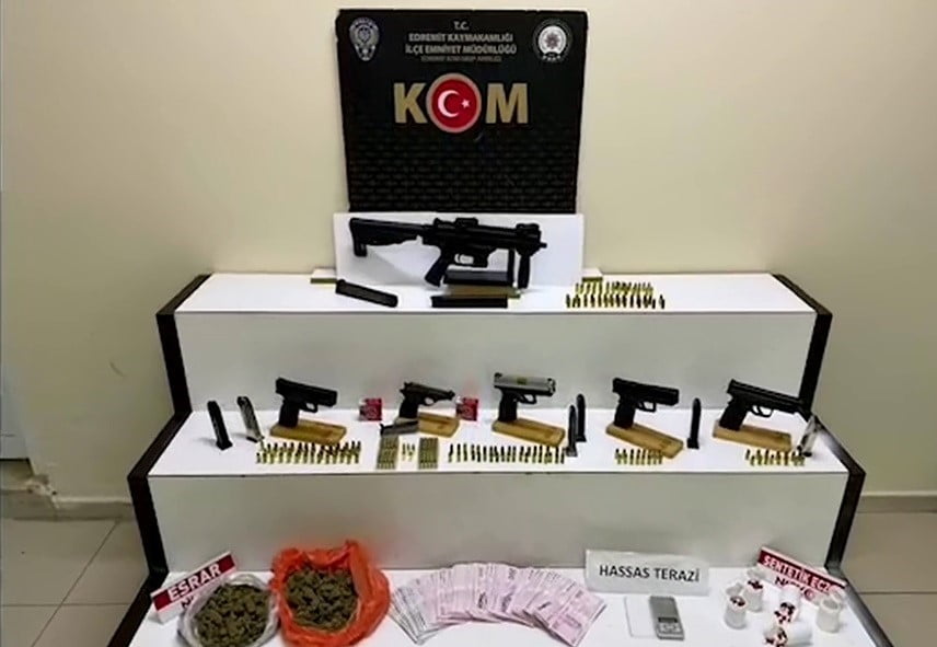 ŞÜPHELİLERE YÖNELİK ADRES VE ARAÇLARDA YAPILAN ARAMALARDA 1 ADET UZİ MARKA MAKİNELİ TABANCA, 5...