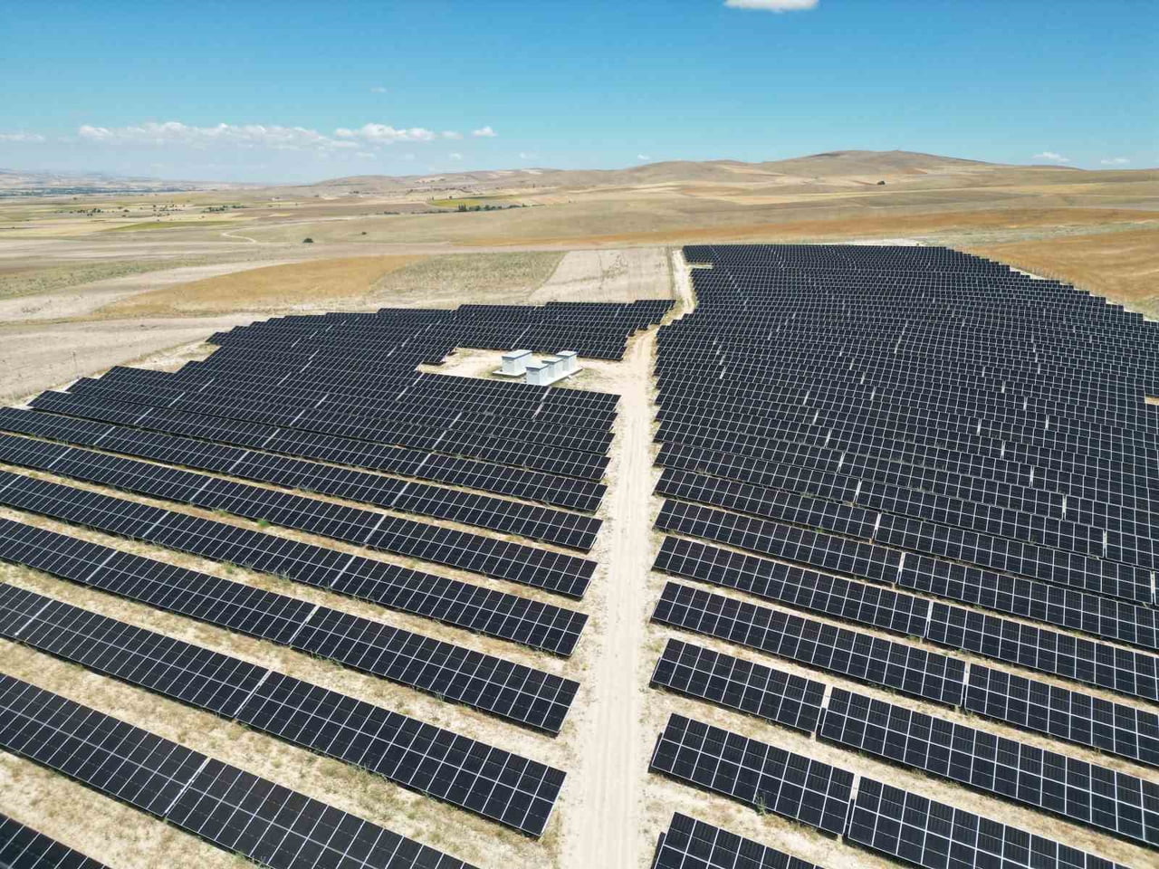 CW ENERJİ, AKSARAY’DA BİR FİRMA İÇİN 5 BİN 513,22 KWP GÜCÜNDEKİ ARAZİ GÜNEŞ ENERJİ SANTRALİ...