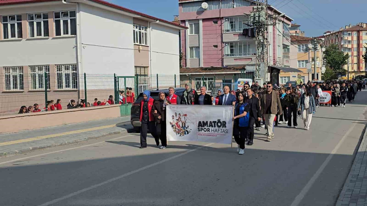 GENÇLİK KORTEJ YÜRÜYÜŞÜ YAPILDI
