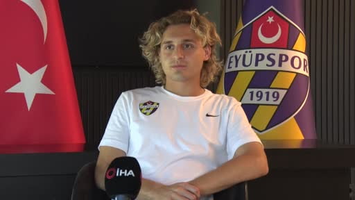 Galatasaray altyapısında yetiştikten sonra A takımda istediği forma şansını bulamayarak kulüpten...