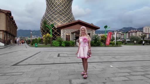 Pembe elbisesiyle Rize'nin 'Barbie Abla'sı oldu