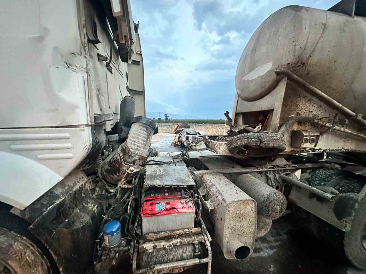 TIRIN ARASINDAN GEÇEN OTOMOBİL YANDI