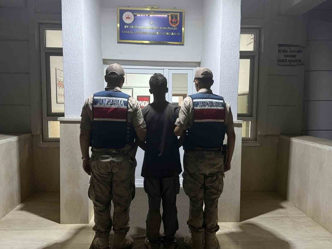 ŞANLIURFA'DA JANDARMANIN GÖÇMEN KAÇAKÇILIĞI OPERASYONUNDA 20 ŞÜPHELİ GÖZALTINA ALINDI