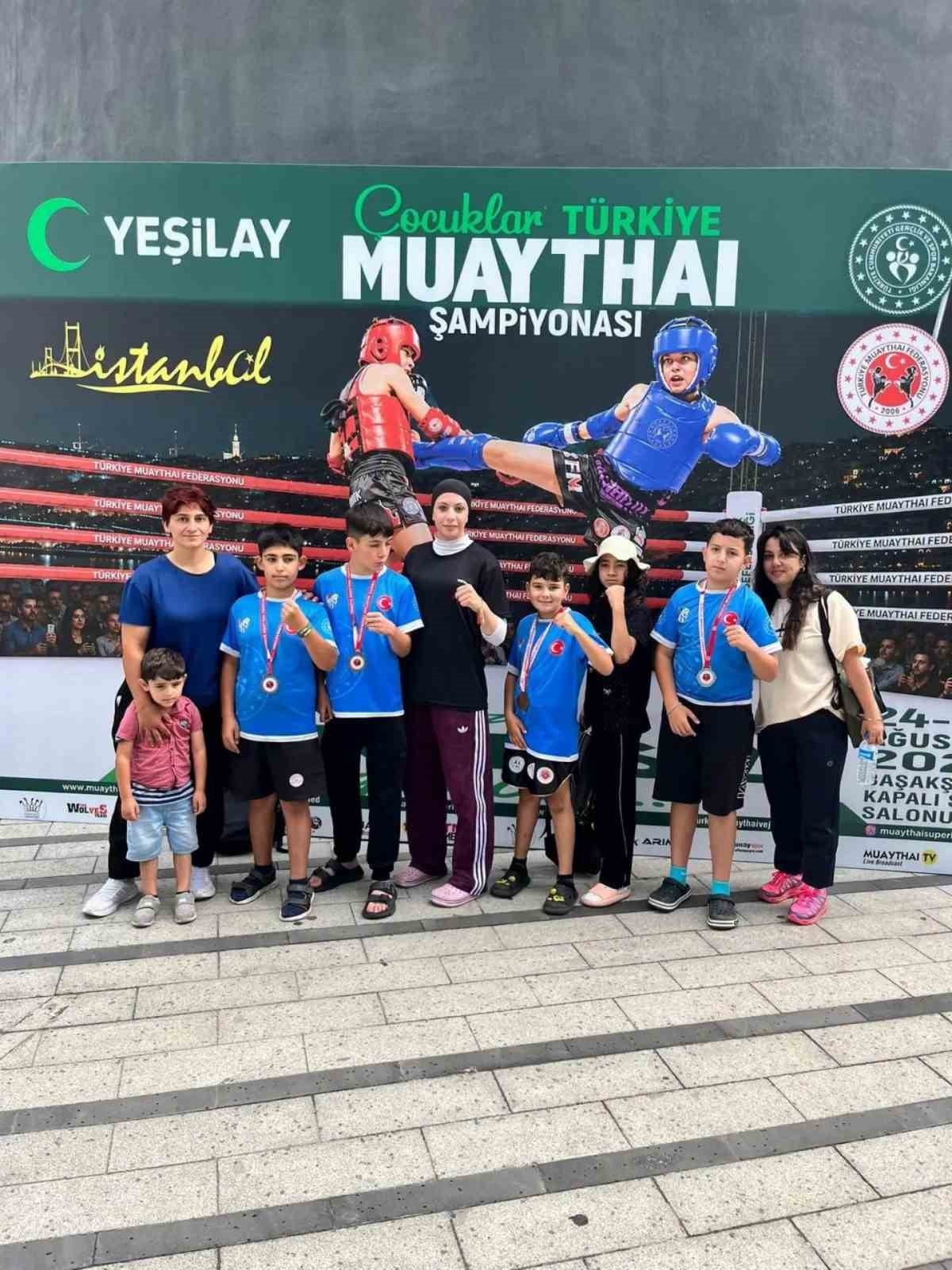 İSTANBUL’DA DÜZENLENEN MİNİK YILDIZLAR TÜRKİYE MUAYTHAİ ŞAMPİYONASI’NDA SİVAS’I TEMSİL EDEN...
