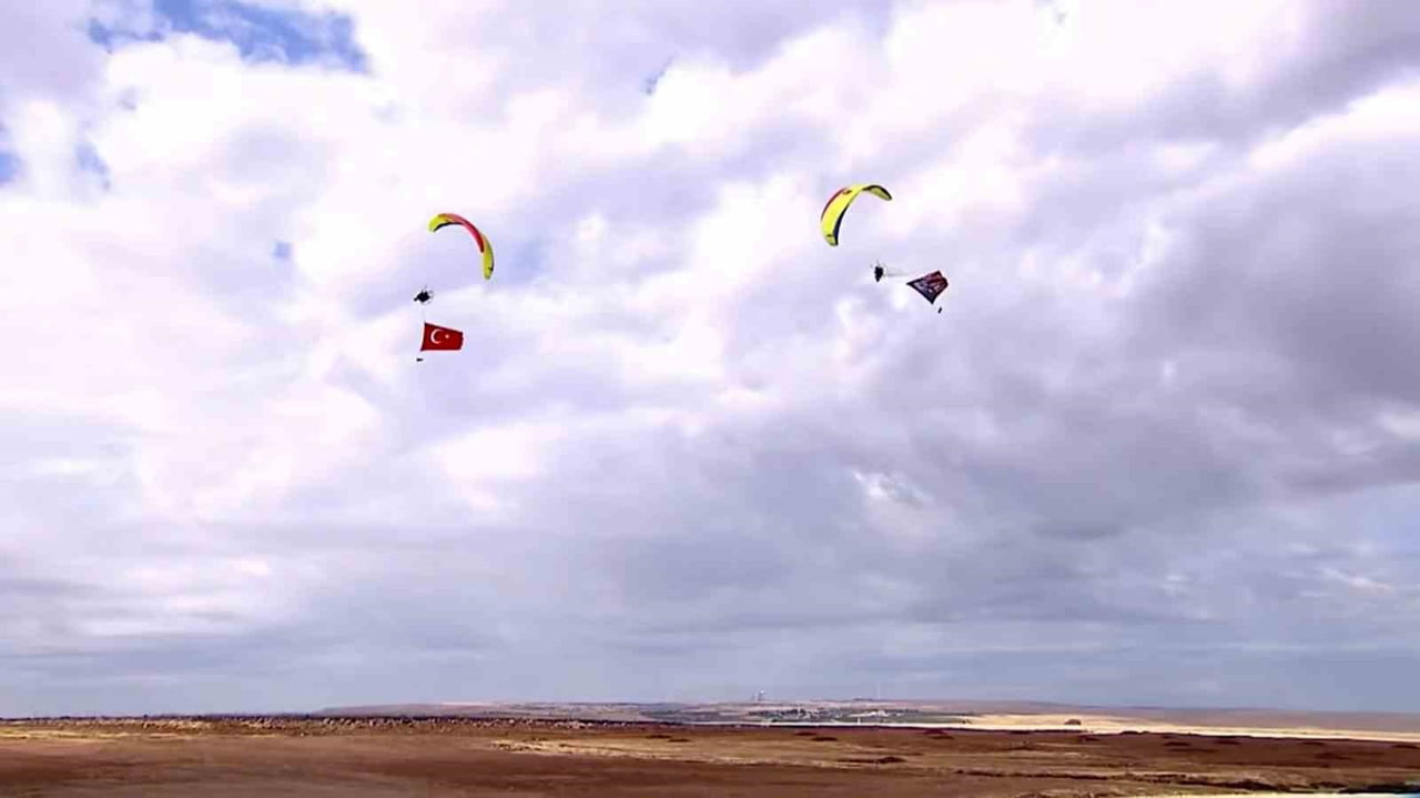 ŞANLIURFA GAP HAVALİMANI'NDA DÜZENLENEN TEKNOFEST GÜNEYDOĞU FESTİVALİNİN İKİNCİ GÜNÜNDE PARAMOTOR...